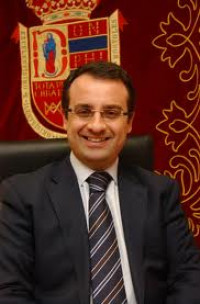 El alcalde de Móstoles, que ya era concejal con 22 años, cobra 74.268 euros brutos